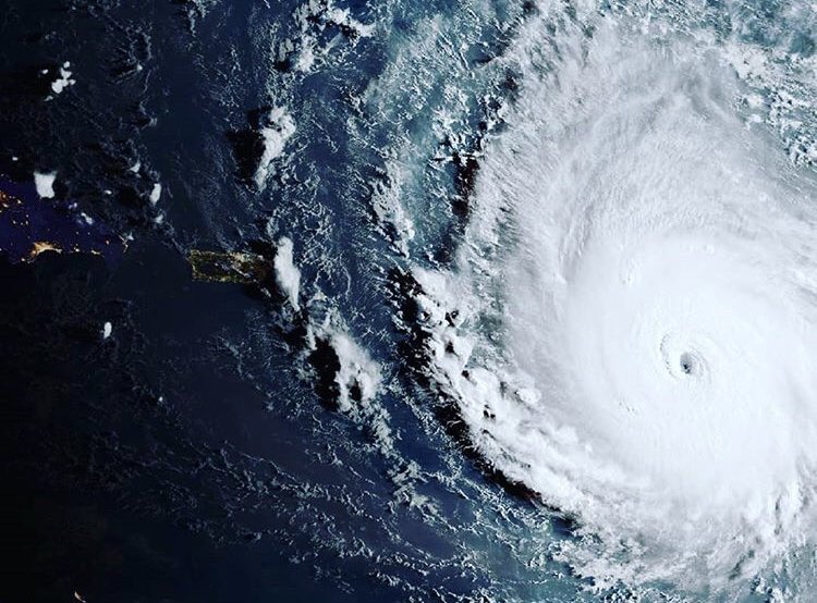 ⚠️ HURACÁN DELTA PIERDA FUERZA Y PASA A CATEGORÍA 3 - Se mantiene alerta roja 🔴
Aunque es una buena noticia no debemos confiarnos, pues aún así sigue siendo muy peligroso, así lo informó hace unos momentos el gobernador del estado <a href="/CarlosJoaquin/">Carlos Joaquín</a> 
#Delta #QuintanaRoo #Cancun