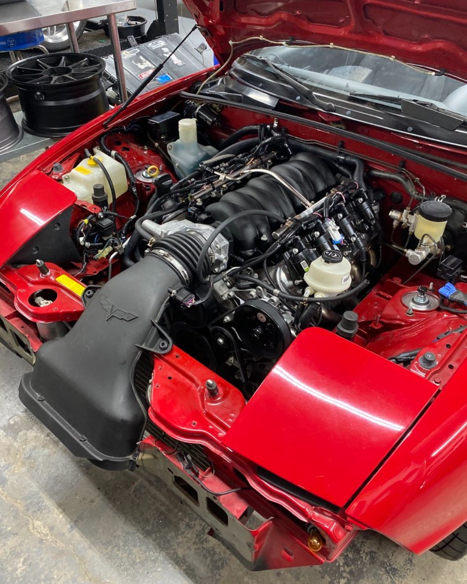 ApexSpeedTech's tweet photo. Hanging out at my friend Al Luddington's shop V8R Performance in Daytona Beach today.  Check out this LOVELY 7000mi 1990 Miata.... with a twist! #v8roadsters #apexspeedtech https://t.co/MpOLdRGeu5