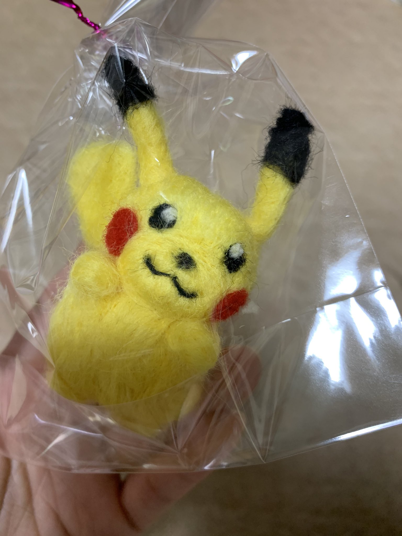 びすこ 前に羊毛フェルトで作ったピカチュウをあげた人からお礼にポケモンのテラリウムもらった 水溜まりが ピカチュウになってる ｶﾜｲｲ 作ったピカチュウ Lineのアイコンに使ってもらっててめちゃくちゃ嬉しい ポケモン 羊毛フェルト