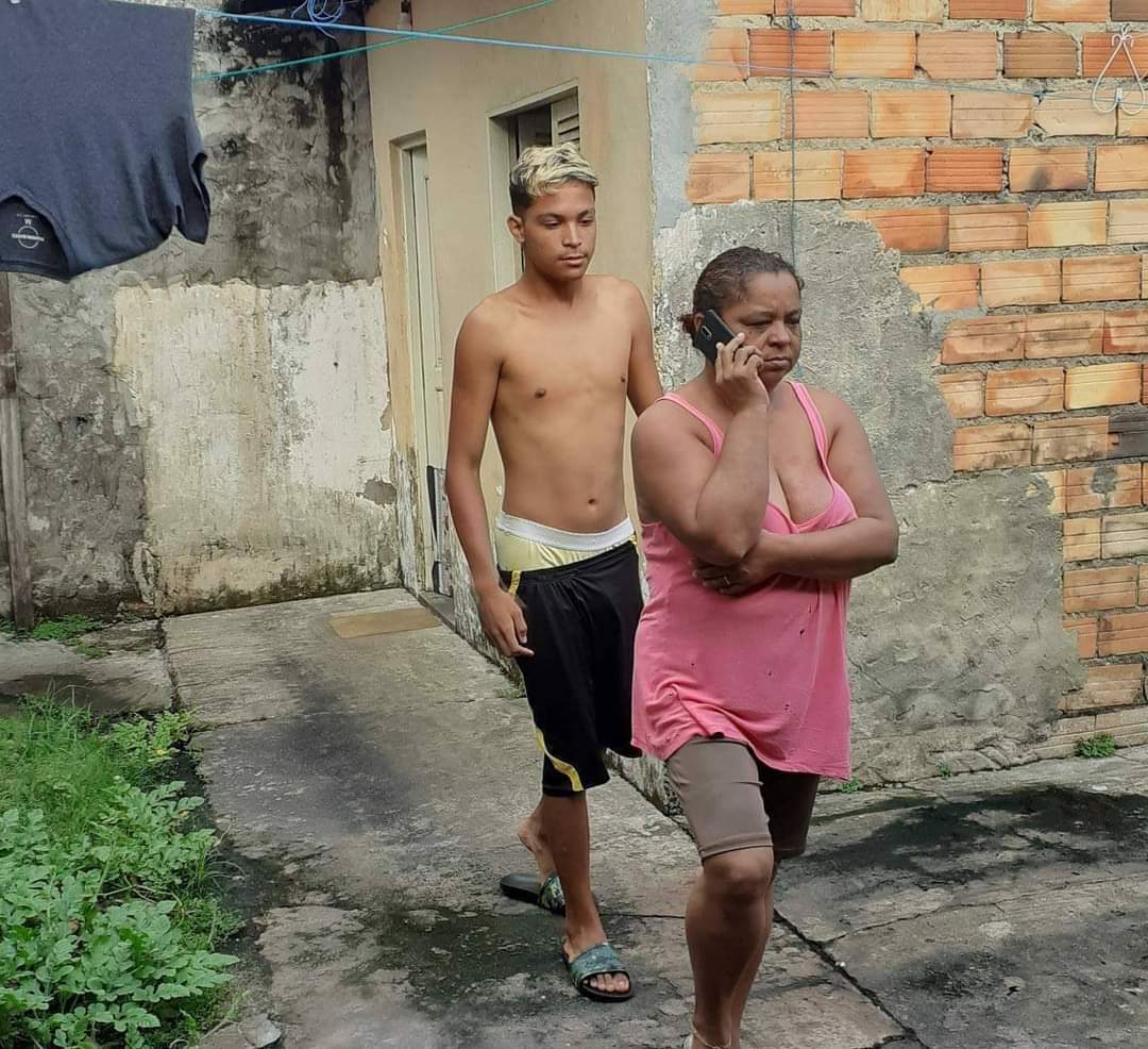 ExOTARlA's tweet photo. eu atrás da minha mãe toda vez que ela pega meu celular pra fazer alguma ligação: https://t.co/A8YdTzAlE9