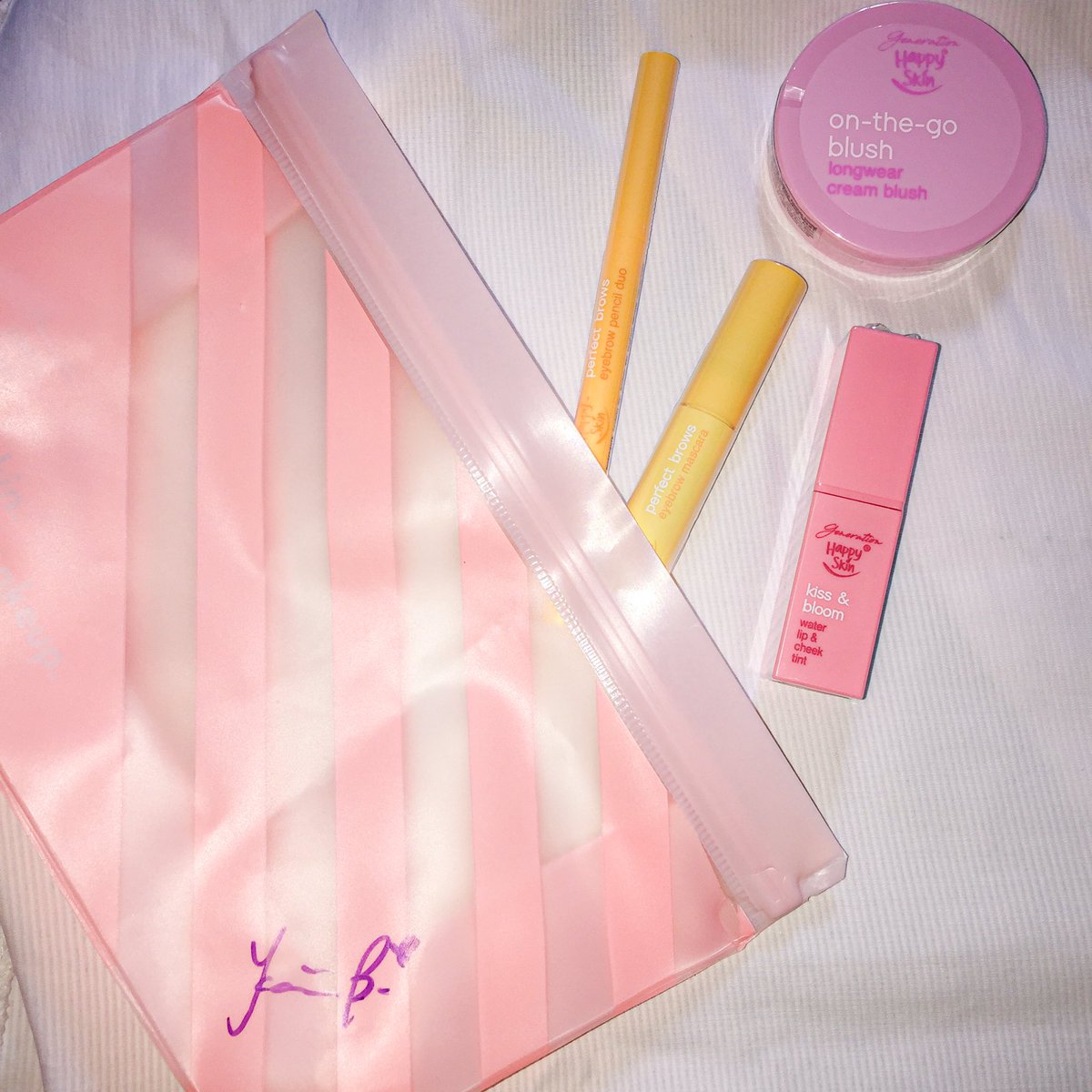 blairlyotheque's tweet image. thank you so much for the early birthday gift, ate @jembenavidez 💗 wuv u so much 💋

#KathXHappySkin