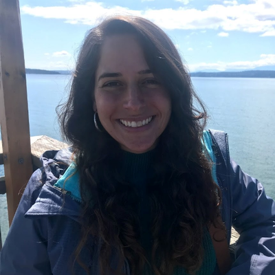 53. Meet Claudia Lopez Lloreda aka  @claulopezneuro who is doing her PhD in neuroscience ( @PennNGG) and starting her journalism and science writing career! How cool is that?! I& #39;ll definitely be needing tips from this megastar.   #HispanicHeritageMonth