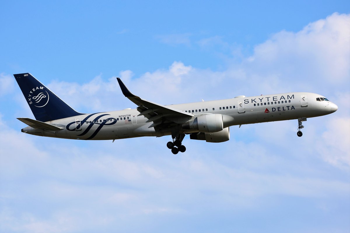 AAAvPhotography's tweet photo. #N705TW @Delta @skyteam theme @Boeing #B757-231(WL) landing @JFKairport #KJFK #JFK #skyteam #Boeing #avgeek #aviation #planespotting #planespotter #skyteam #skyteamalliance #livery #speciallivery #Canon #AAAvPh https://t.co/VpjkSnQwZL
