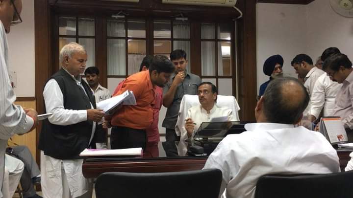 Pankaj_pathak0's tweet photo. ।। सुप्रभात ।।  
अनुपयोगिता सें लोहा जंग खा जाता है,     
स्थिरता से पानी अपनी शुद्धता खो देता है.         
इसी तरह  
निष्क्रियता मस्तिष्क की ताकत सोख लेती है..
निरंतर सक्रिय रहें जीवन में. 
#DptCM #dineshsharmaG

@DrRamShankarMP @abvplalitsharma @sunilbansalbjp @Ravindrachahar_ https://t.co/Aoxranjn5f