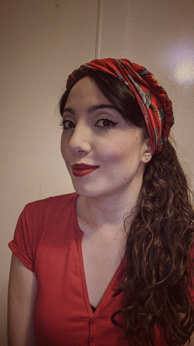 CronopiaGris's tweet image. 💪🏼💋❤️
Un reto más que adelanto. Me divertí mucho, este estilo en particular me encanta, es simple pero favorecedor. El labial rojo siempre ha sido mi favorito, no puede faltarme.
#PinUpMakeup 
#makeuptober
#TheBeautyBlendIns 
@BeautyBlendIns