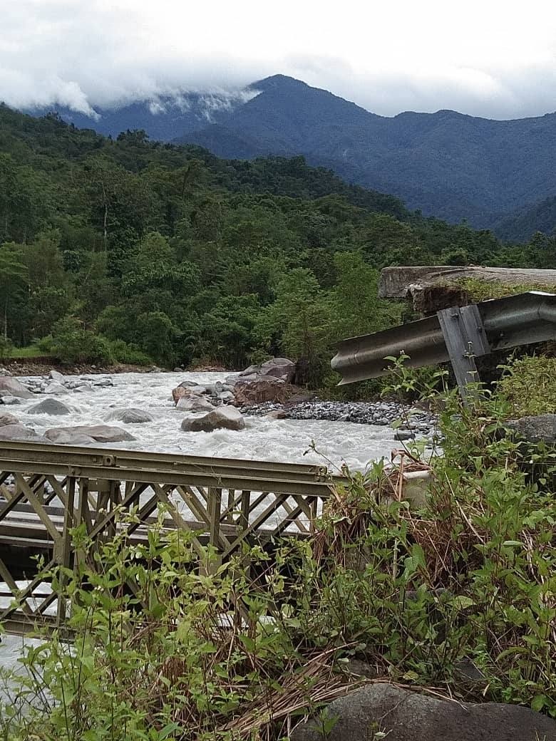 dririshsea's tweet photo. #Melangkap bridge #Sabah collapsed, landslide cut off village. Taking gravel alternative route DCM/Sabah Works Minister @MyKinabatangan visits village. Work has begun on landslide. Good follow-up. Thanks to all who retweeted video to draw attention.  Please keep mask on YB Bung. https://t.co/DJLAaGxvdd