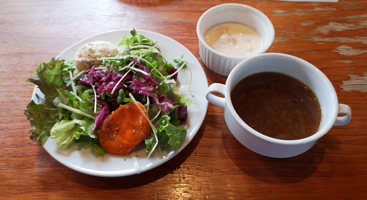 TadasukeCho's tweet photo. #今日は会派の方と一緒に
#3名でランチ🍽
#太田市
#飯田町
#ダニエルハウス
#DanielHouse
#サラダバーが再開🥗
#感染予防対策
#検温
#アルコール消毒が多数🧴
#ビニール手袋も用意されています‼️
#他のお客様との間隔を開けた
#テーブルに案内されます✨ https://t.co/6sHgOMYL72