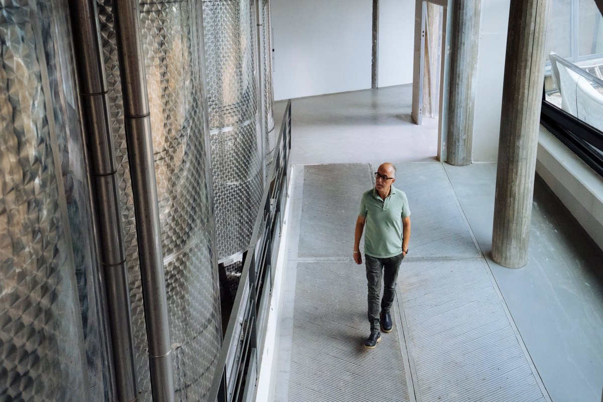 With all our grapes safely inside, our cellarmaster Maurizio Peccianti performs a check of the fermentation room, where the vinification process is well on its way.

#Ornellaia