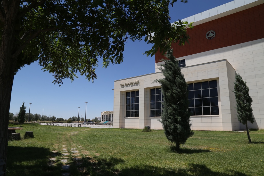 ASÜ Rektörü <a href="/ProfYusufSahin/">Prof. Dr. Yusuf Şahin</a>, Tıp’ta Uzmanlık Kurulu’nun (#TUK), <a href="/ASUTipFakultesi/">ASÜ Tıp Fakültesi</a>'nin yürütmek istediği “Acil Tıp,” “Fiziksel Tıp ve Rehabilitasyon” ile “Ortopedi ve Travmatoloji” Uzmanlık Eğitimi Programlarına onay verdiğini söyledi.

🔗aksaray.edu.tr/asu-tip--asist…

#Aksaray #ASÜ