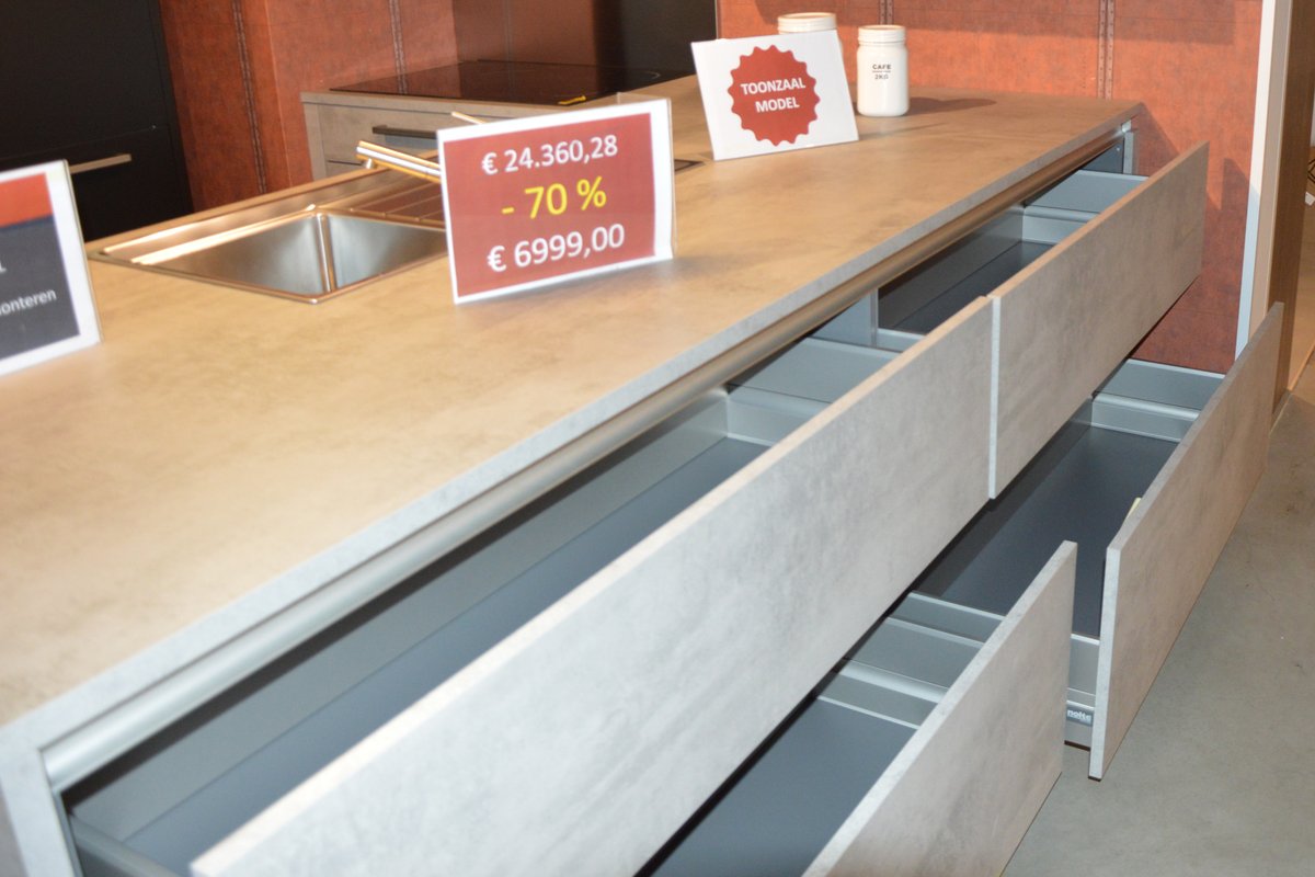 Zelfbouwmarkt's tweet image. 👍 Uniek aanbod: prachtige toonzaalkeuken aan een bodemprijs! 🔥👍 Kom ze ontdekken in de showroom! 🎉👊
#toonzaalkeuken #stuntprijs #onklopbareprijzen #zelfbouwmarkt
zelfbouwmarkt.be/nl/assortiment…