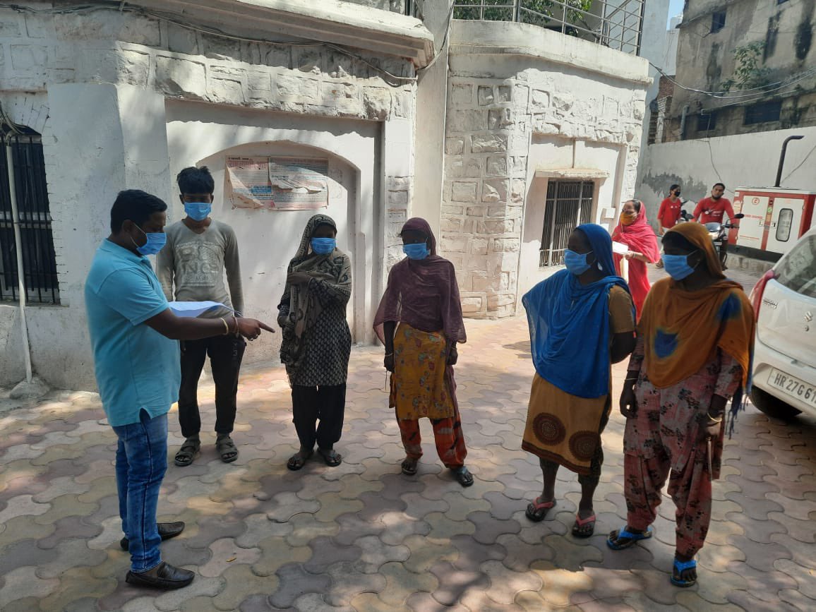 McSohna's tweet photo. #swachhatake6saalbemisaal #SwachhBharat #MyCleanIndia 7 october ko swacchta pakhwada ka  palan karte hue sohna sher mein Ragpickers ko plastic waste management ki training dete huye aur mask bhi baate gaye https://t.co/vp83fc4u1J