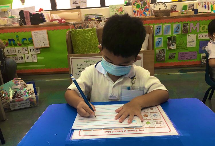 anfield_schhk's tweet photo. Our #Kindergarten children have been super focused when learning new phonic sounds and have even practised writing their names. Well done Elephants! #AnfieldSchoolHK #HKInternationalSchool #WhampoaCampus #K2Elephants https://t.co/J9dHdW8x3b