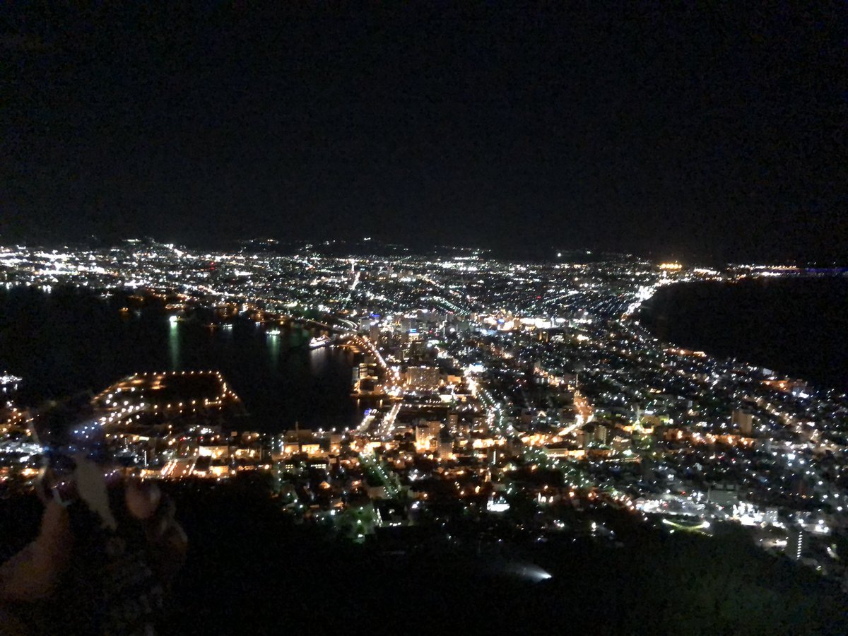 ｆｍいるか 80 7mhz على تويتر 函館山山頂からの景色です 夜景がキレイに見えていて あなたにも見せたいです ちなみに Jiroさんのお誕生日まで10日をきりました Jiroさん全然見た目が変わらないですよね 素敵です イマソラ Fmいるか 函館 Glay T