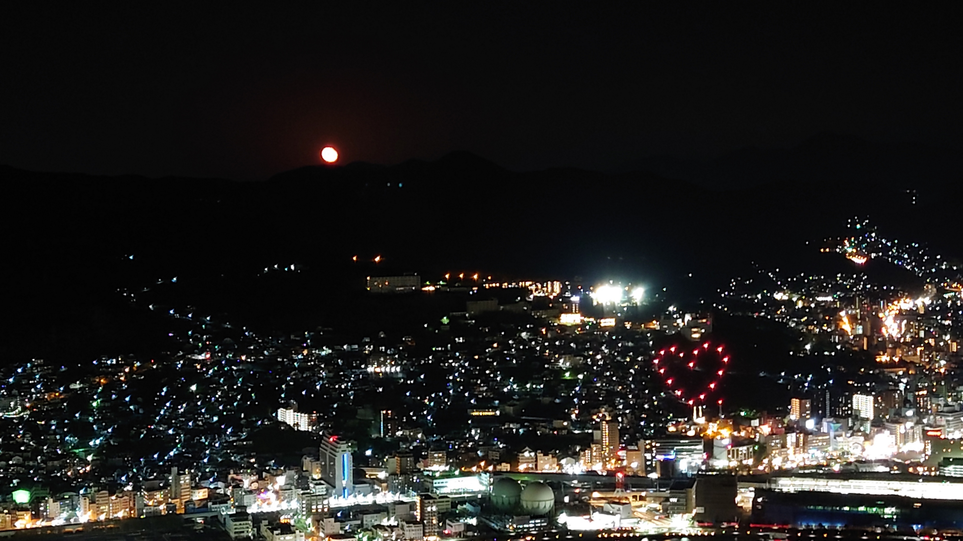 丸々もとお ここまで苦節10年 涙 長崎の夜景が 光の魔法 に包まれる史上初の 夜景灯 が誕生 長崎 星物語 In稲佐山 田上市長 長崎市議会の井上議長と共に登壇 魅力を解説 夜景の中にハートや星座が出現する世界でも類をみない仕掛けです