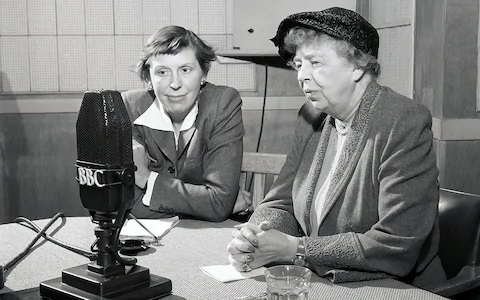 DavidLloydRADIO's tweet image. This Day: 1946. @BBCWomansHour began: "...music, advice, and entertainment for the home. Alan Ivimey introduces Mary Manton on 'Mother's Midday Meal', Kay Beattie on 'Putting Your Best Face Forward', 'Housewives' Choice' of gramophone records; and the serial...'. #radiomoments
