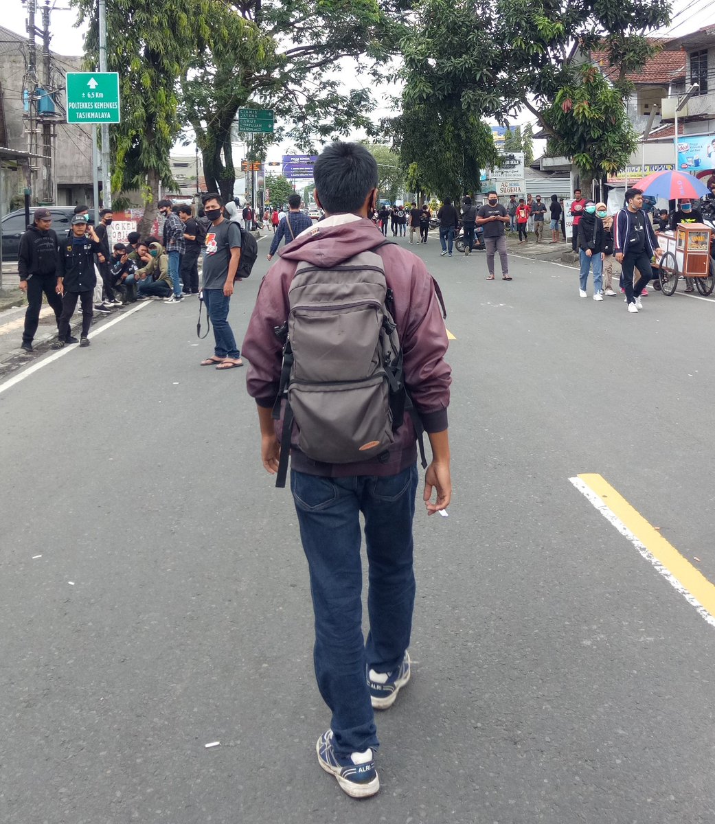 ushakovxii's tweet photo. Agak panas sih tapi terobos lah... https://t.co/PMr5vCJRXd