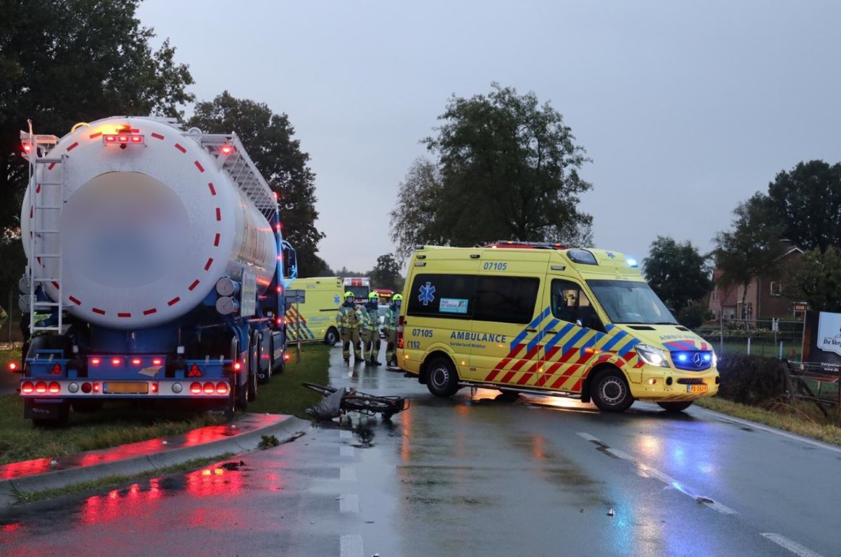 Fietser zwaargewond na aanrijding met tankwagen bij Harskamp..