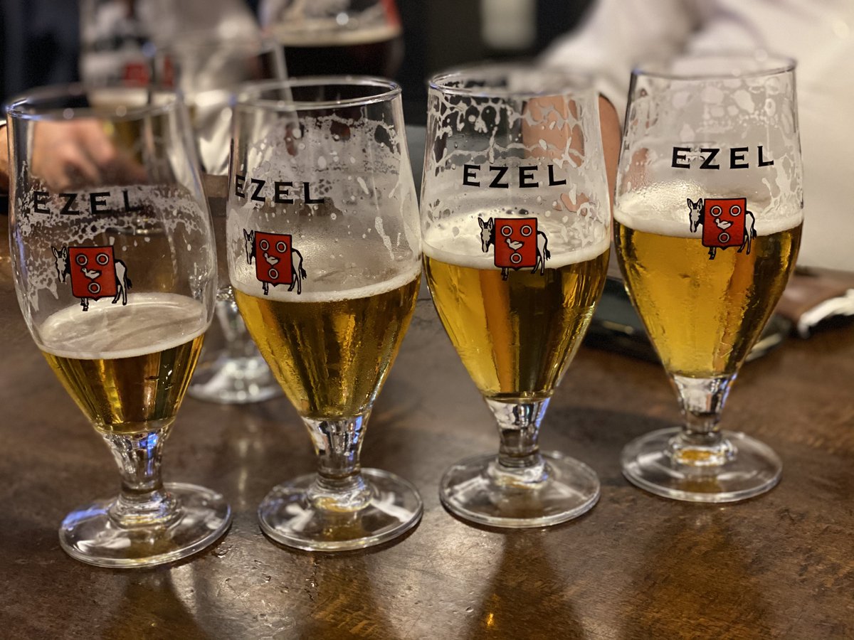 EzelsordeKuurne's tweet photo. 4 blijkt een belangrijk cijfer te zijn volgens de nieuwe Corona-regels. 4x EZEL op een rij. Beter halfvol dan halfleeg! #positiviteit https://t.co/WHjO30oAjB