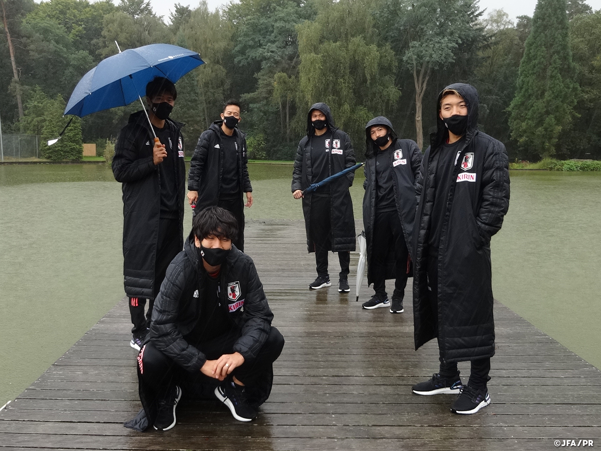 サッカー日本代表 この活動で初めて散歩に出た選手たち あいにく途中から雨が降ってきましたが 選手たちにとって良いリフレッシュの機会となりました 冨安健洋 原口元気 吉田麻也 川島永嗣 柴崎岳 堂安律 Daihyo Jfa Samuraiblue 新しい景色を サッカー日本代表 この活動で初めて散歩に出た選手たち あいにく途中から雨が降ってきましたが 選手たちにとって良いリフレッシュの機会となりました 冨安健洋 原口元気 吉田麻也 川島永嗣 柴崎岳 堂安律 Daihyo Jfa Samuraiblue 新しい景色を