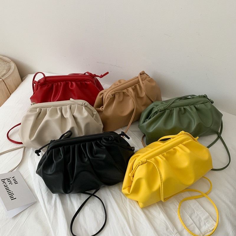 Weh LORYN BAG dah ada banyak colourPrice : RM29  READY STOCK  POSTAGE : SM RM8 / SS RM11___Product Info:Materials: Synthetic LeatherColour Available: White, Black, Brown, Green, Red, YellowSize: 26 (L) cm X 12 (W)cm X 19 (H)cm (approx.)