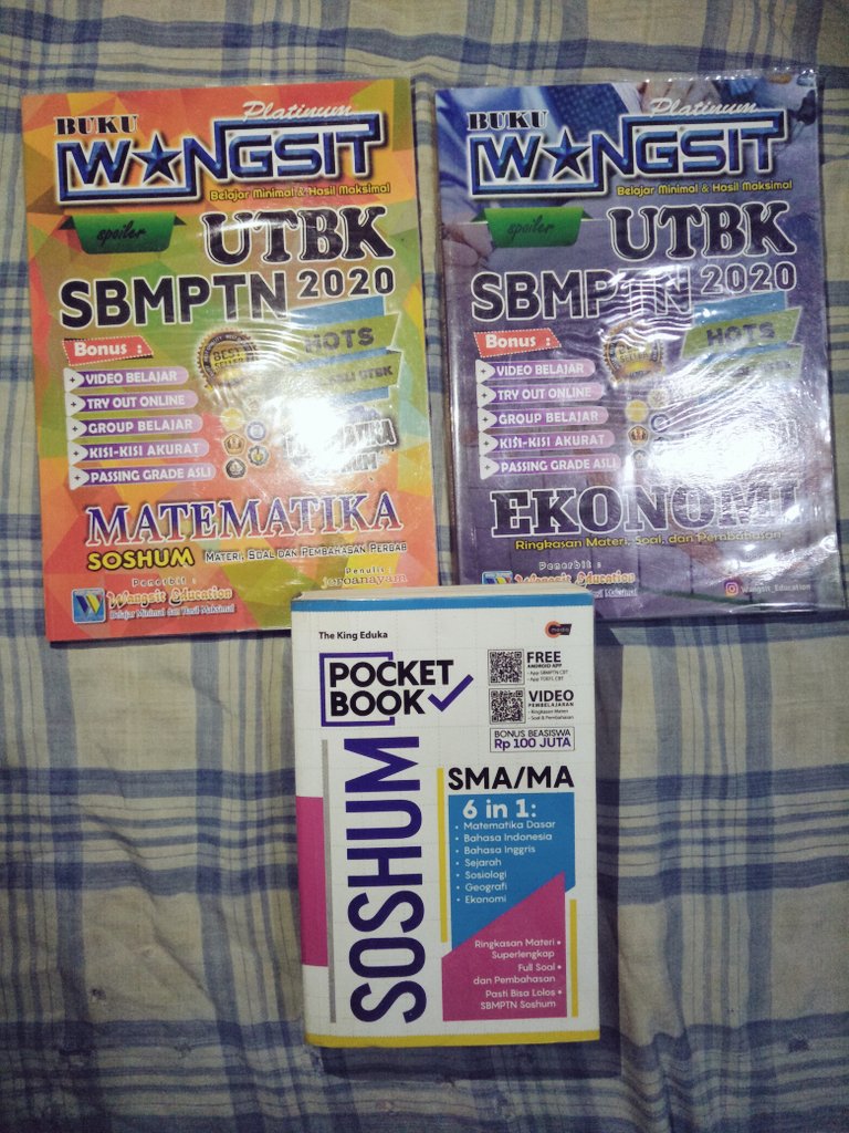 Aku ada preloved Buku Wangsit Platinum MTK  Soshum & Ekonomi 2020 dan Pocket Book Soshum. 
Masih Mulus ga ada cacat & ga dicoret2, udah di sampul, minus udah dinamai. Take all 125k ya gaes kalau ada yg minat entar aku DM.

#SchNitip  #Preloved #PrelovedWangsit #BantuRT