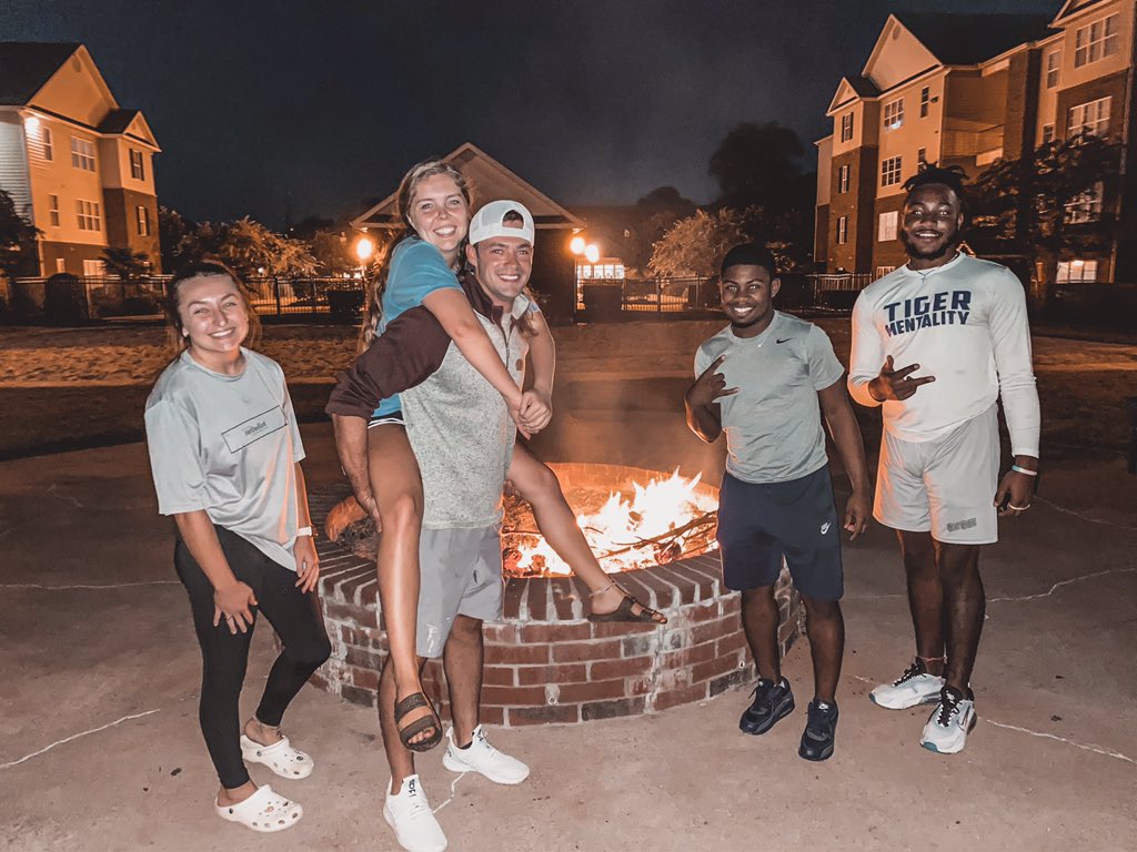 TheOverlookNac's tweet photo. Campsite @ The Overlook was a total success!! Thank you to all of our residents that came out!! 
Tomorrow, Wings by the Main Pool!! 
#overlooknac #sfa24 #sfa23 #sfa22 #sfa21 https://t.co/MfDjj6RZ55
