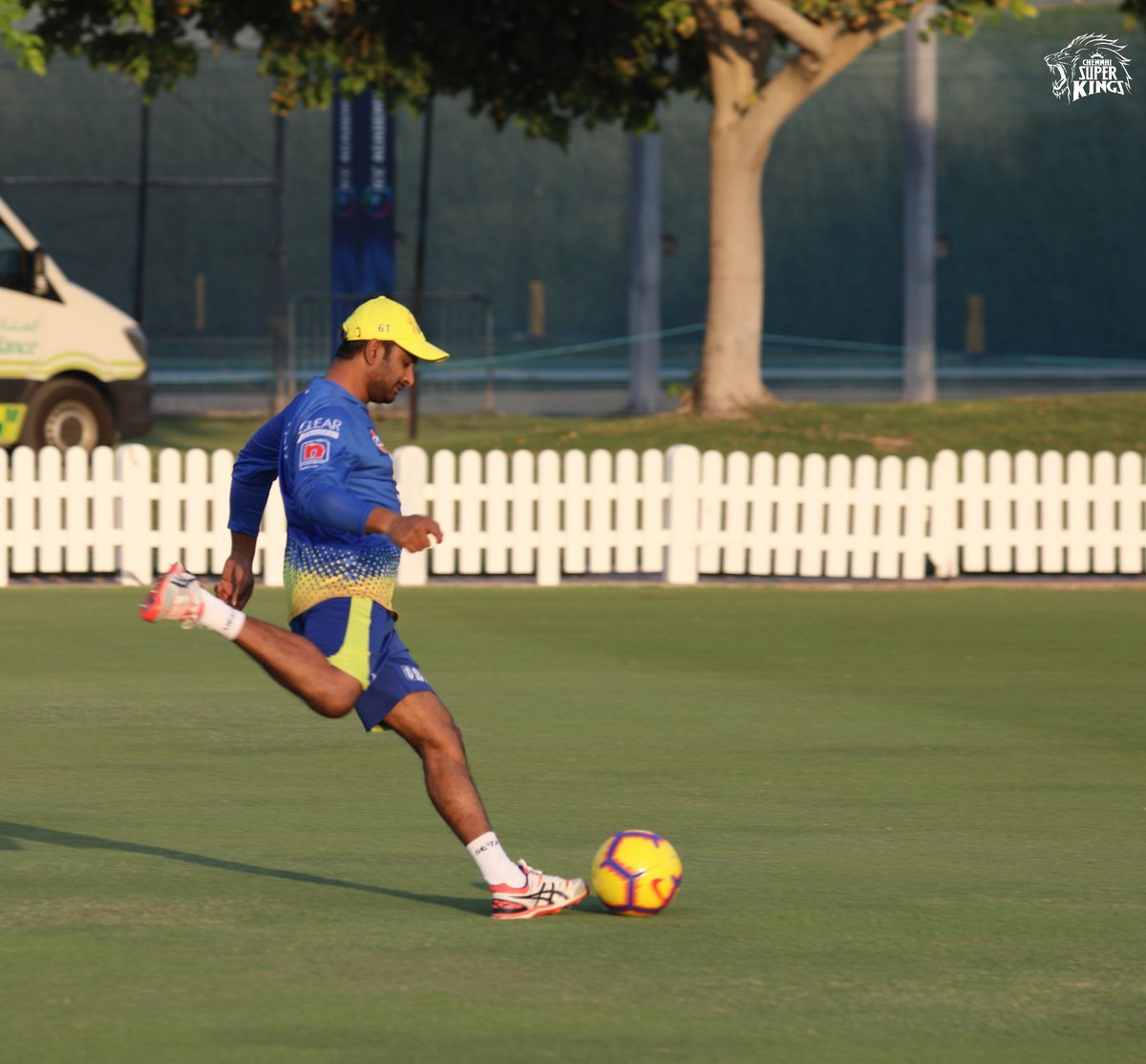 ChennaiIPL's tweet photo. When your friends do all the batting by themselves... 🦁💛 #WhistlePodu #WhistleFromHome #Yellove #KKRvCSK https://t.co/MSw7OK6xq9