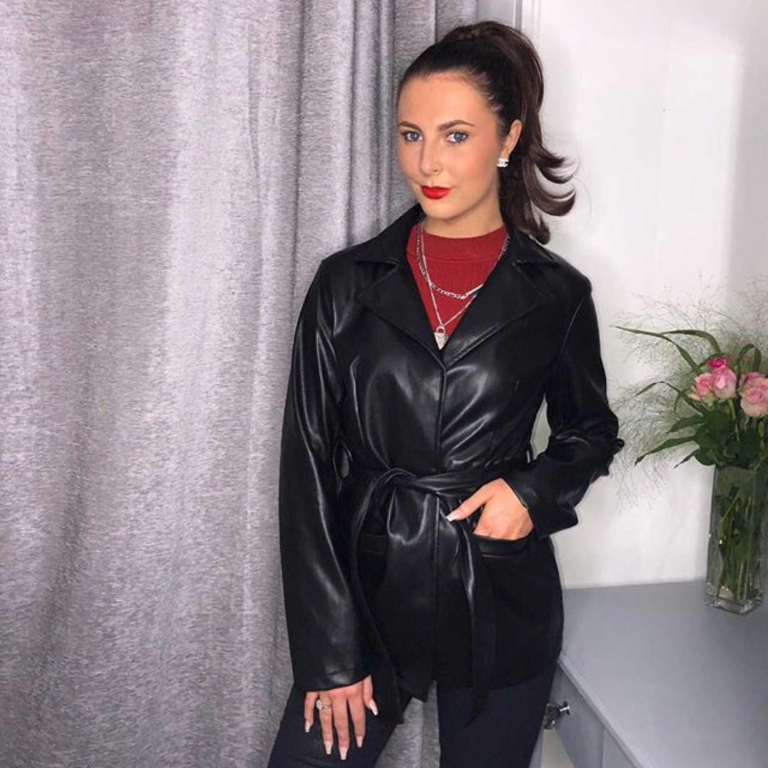 Faux leather obsession 🖤 @alicia_dugher

Shop the look:
🔎 BLACK PU BELTED JACKET
.
.
.
.
#photooftheday #fashion #cute #style #life #influencer #selectstyle #aw20 #autumn #wfh #lockdown