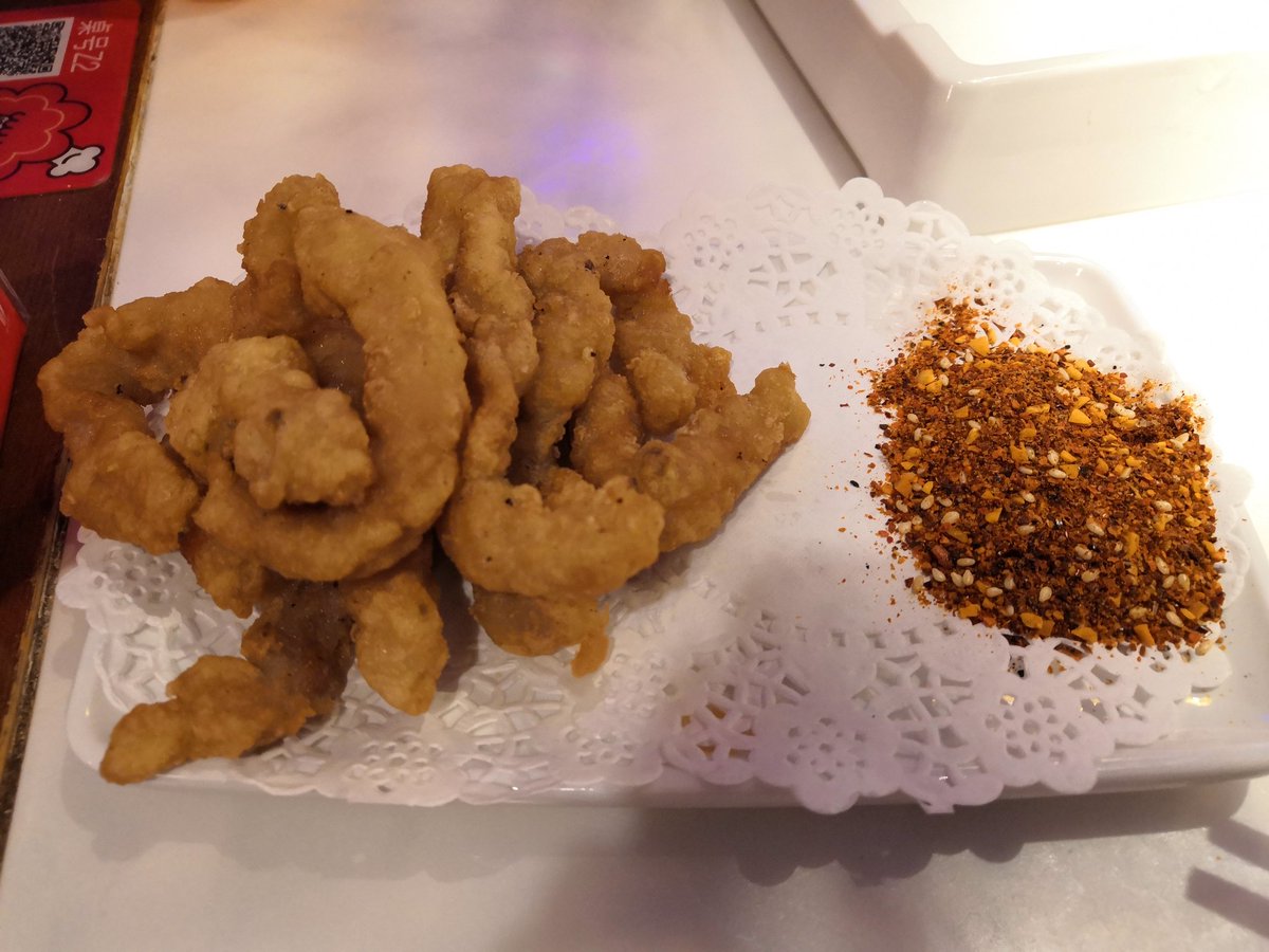 Leaffy11's tweet photo. 【Chinese #food】2020.10.5和初中的朋友们一起去上海最热闹的南京路的吃火锅。新开的店“傣妹”，环境很漂亮。自己在调料区调配自己喜欢的酱汁，然后沾着吃，这一家的牛肉和羊肉都不错。人均60多元（大约10美元） https://t.co/1FgOHGrXB7