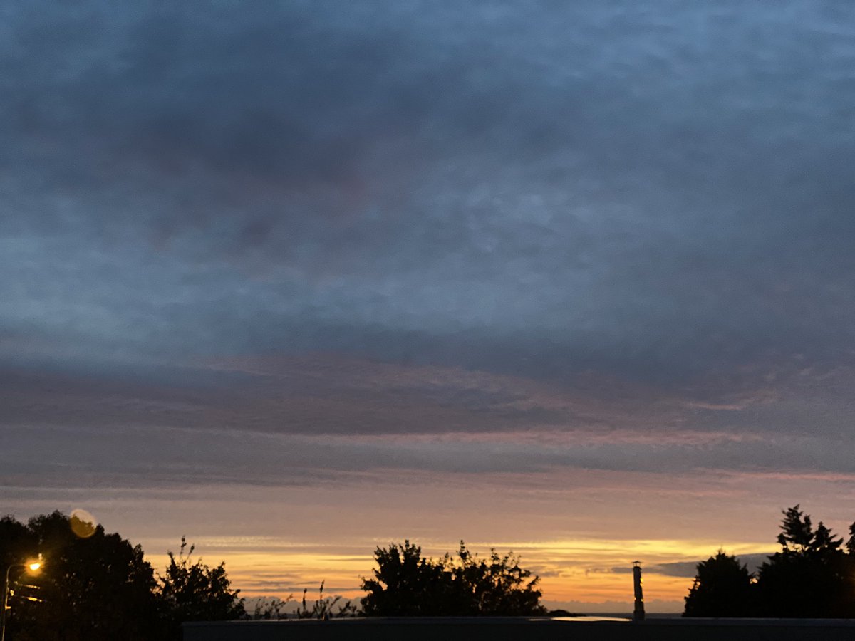 MarcD_Weegem's tweet image. This is when I REALLY miss being on the beach at dawn.
#viewFromAWindow #sunrise #ireland
