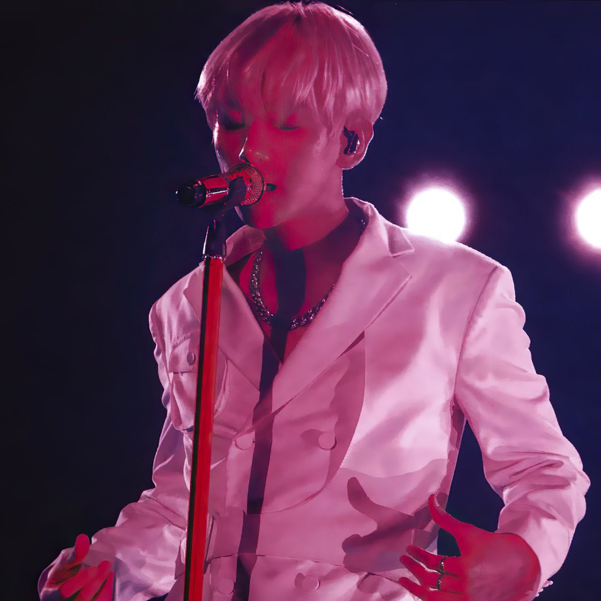 A thread of Baekhyun in his pink and white un village stages