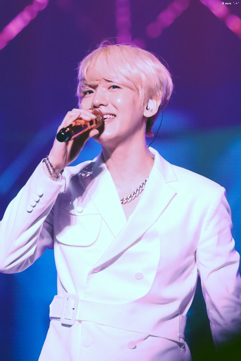 A thread of Baekhyun in his pink and white un village stages