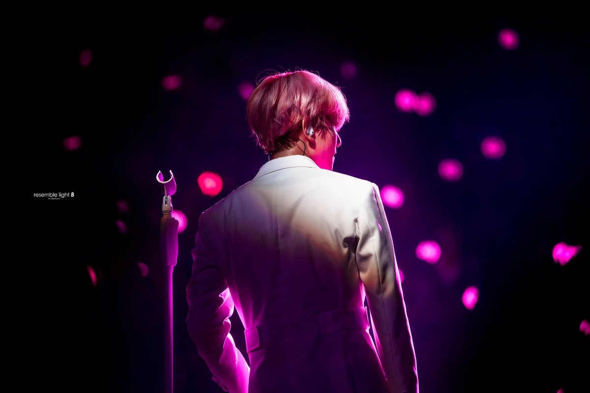 A thread of Baekhyun in his pink and white un village stages