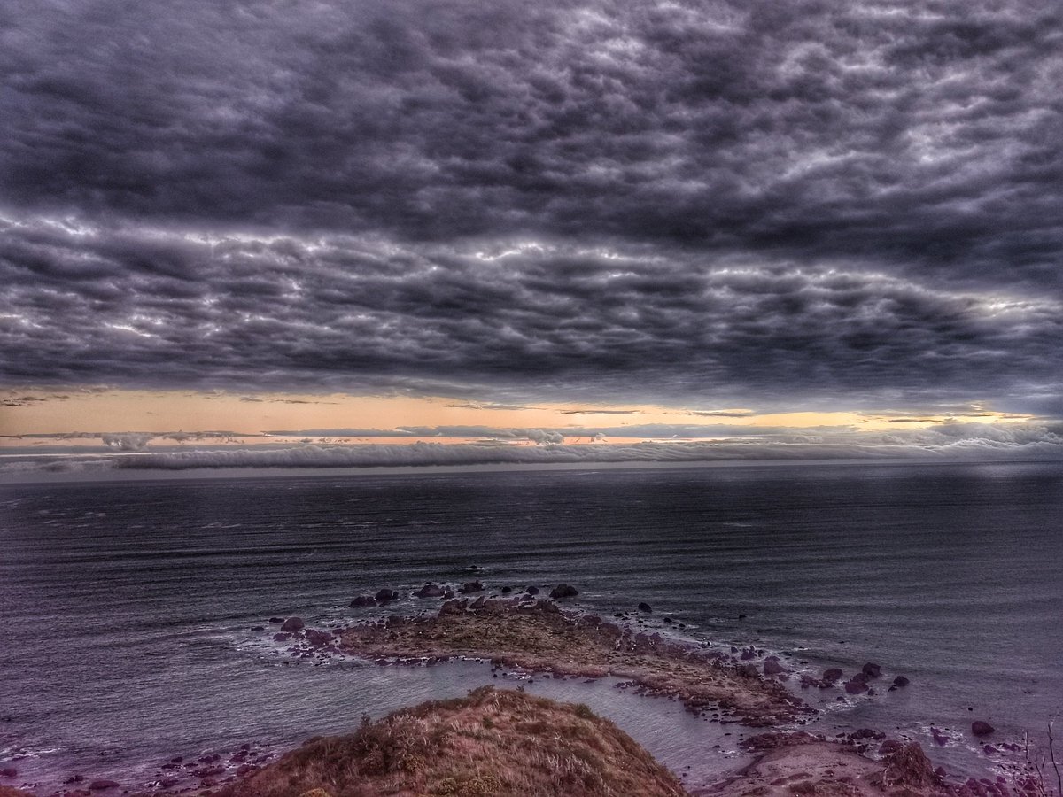 WildBayNZ's tweet photo. The every Changing clouds over the Cook Strait as the sun goes down. Very rarely is there 1 nights the same while the clouds are around.
@WeatherWatchNZ
#MoaPoint #CookStrait #Clouds https://t.co/PUdYZvFW87