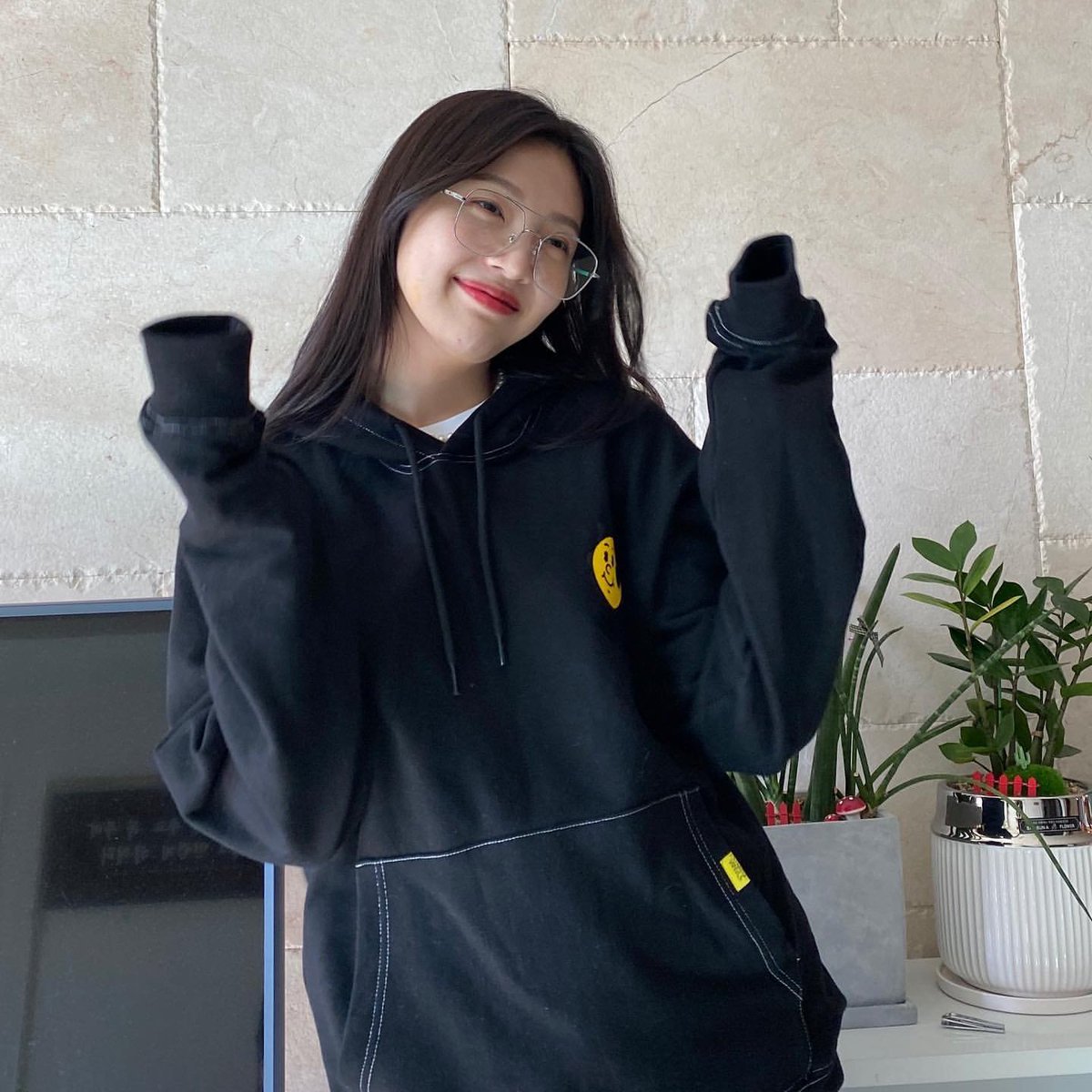 asweettooth__'s tweet photo. joy with glasses 😍 https://t.co/GZuG1IjSKd