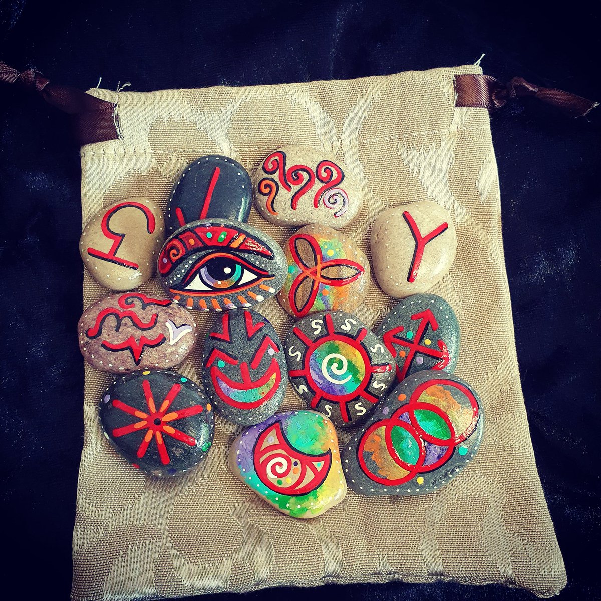 wildseawitch's tweet photo. @WhatsNewRae @WhatsNewRaeSB2 Red symbol witches ♥ runes https://t.co/UWoahhUhQ9
