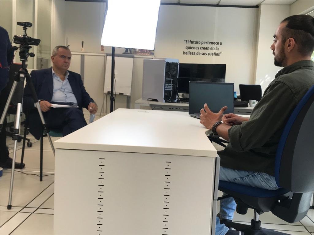 aemprende's tweet photo. 💥 Conocemos fecha emisión 🎥#Reportaje @emprendeTVE @jromero_tv @LuisOlivanTV 🔝🔝
🔥 Si quieres saber qué es #AmprendeLAB...No te pierdas el programa!
📺 @24h_tve
⚡ Jueves 01:30 h. y Lunes 05:30 h.
⚡ Express: Miércoles 00:15 h. y Viernes 04:45 h.
🔴 https://t.co/NvnD3cONcZ https://t.co/Dr3E6YsW9t