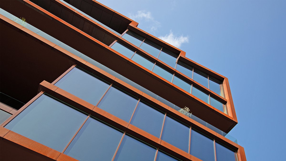 Het nieuwe kantoorpand van Dedato ontwerpers en architecten is met zijn Cortenstalen look helemaal klaar voor de herfst. Naast deze blikvanger staat een goudkleurig pand met aluminium gevelbekleding die ook gerealiseerd is door VPT.

Meer over dit project: bit.ly/30GdS90