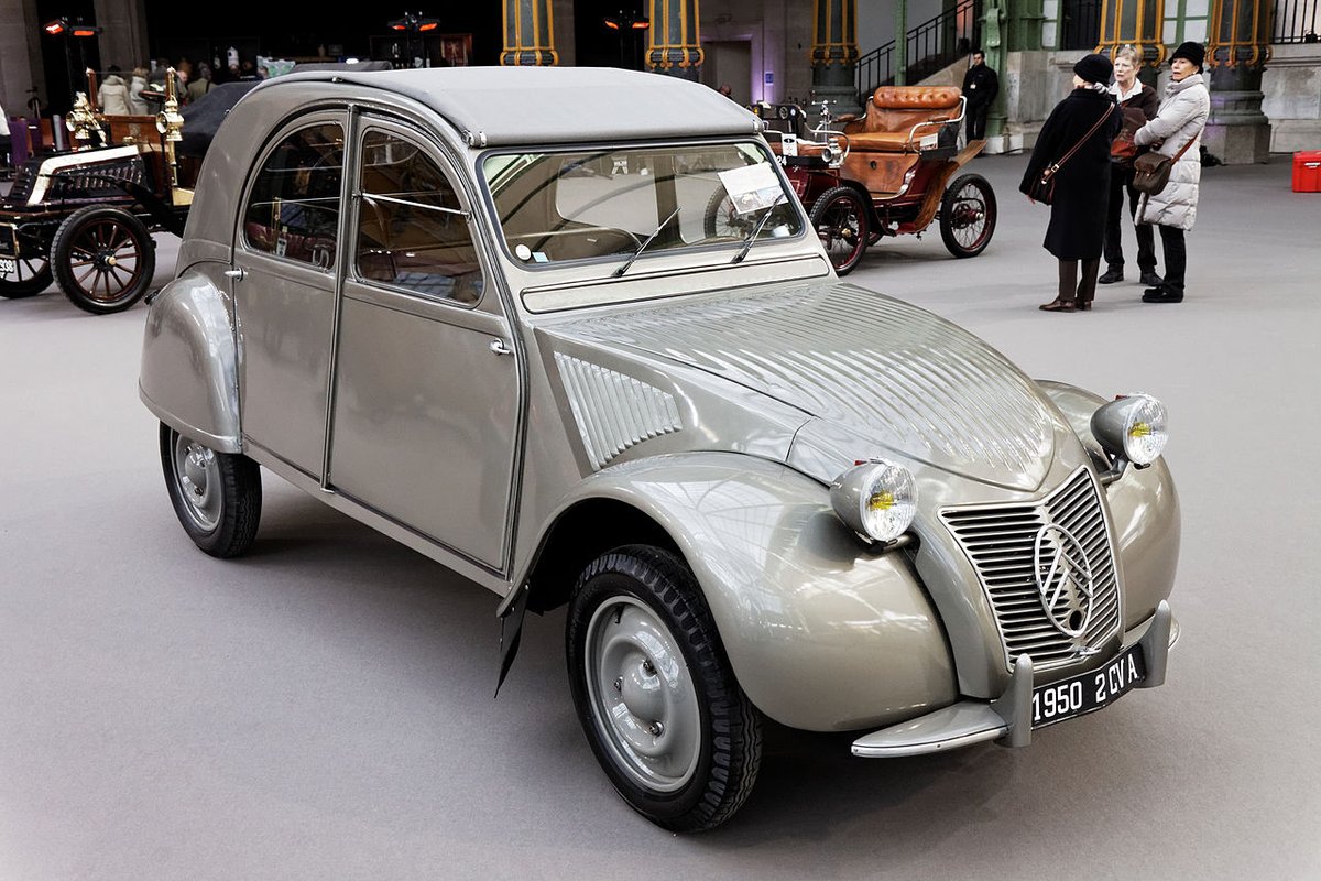 1948: Pierre-Jules Boulanger von Citroën, präsentiert auf dem Pariser Autosalon das von Designer Flaminio Bertoni und Konstrukteur André Lefèbvre geschaffene Modell Citroën 2CV. Die „Ente“ wird eines der erfolgreichsten Automodelle aller Zeiten, bis 1990 gebaut !!