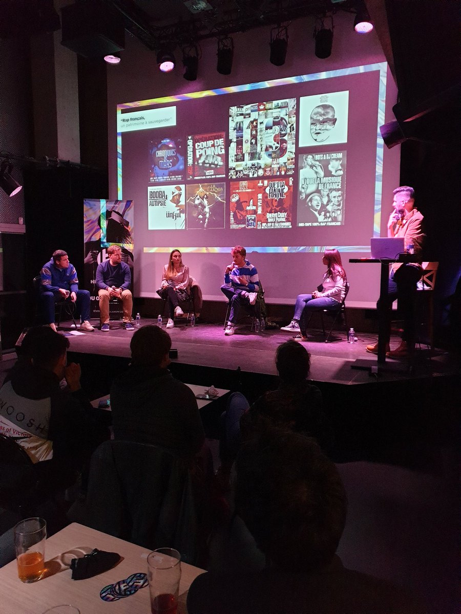 Trempo_'s tweet photo. Le replay intégral de la table ronde "Rap français, un patrimoine à conserver" est dispo → https://t.co/1Tk9JxHX8A 
★ Merci aux équipes @abcdrduson , @RCQDR et @HIPOPSESSION ! #hipopsession #conference #rapfrancais https://t.co/OQtcx0P8Ns