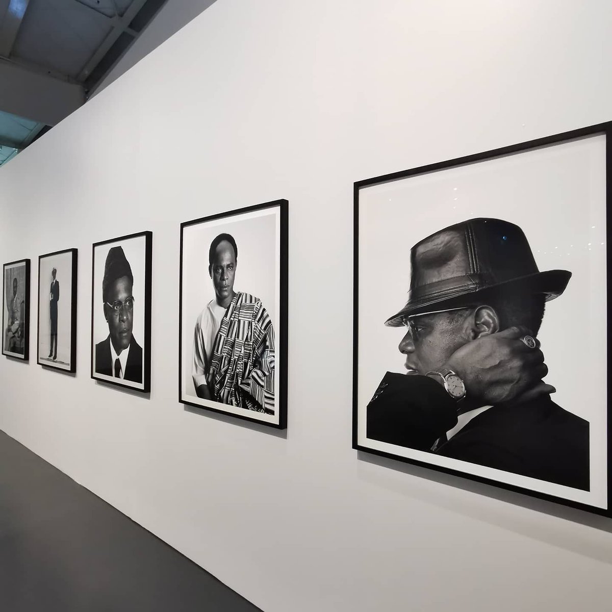 Lumière sur la série "Esprits africains" de Samuel Fosso. 
À travers ses autoportraits, l'artiste rend hommage aux leaders politiques, artistes et activistes noirs qui ont marqué l'histoire.

Actuellement visible au <a href="/quaibranly/">musée du quai Branly - Jacques Chirac</a> 
"À toi appartient le regard"
Jusqu'au 1er novembre.