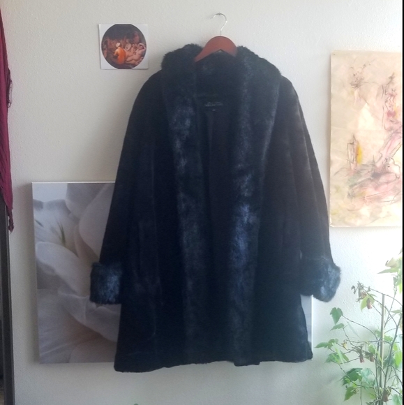 GarmentCompend1's tweet photo. So good I had to share! Check out all the items I'm loving on @Poshmarkapp from @PoshyMama3 #poshmark #fashion #style #shopmycloset #icecold #fabulousfurs #vintage: https://t.co/XTYZ3nJEgJ https://t.co/77ID9MAv8h
