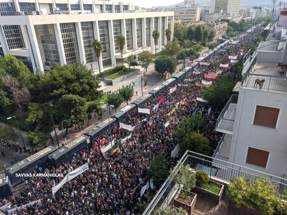 Massive protest outside the Court of Appeals in Athens where the Golden Dawn trial verdict is expected today.
#GDtrial #Greece