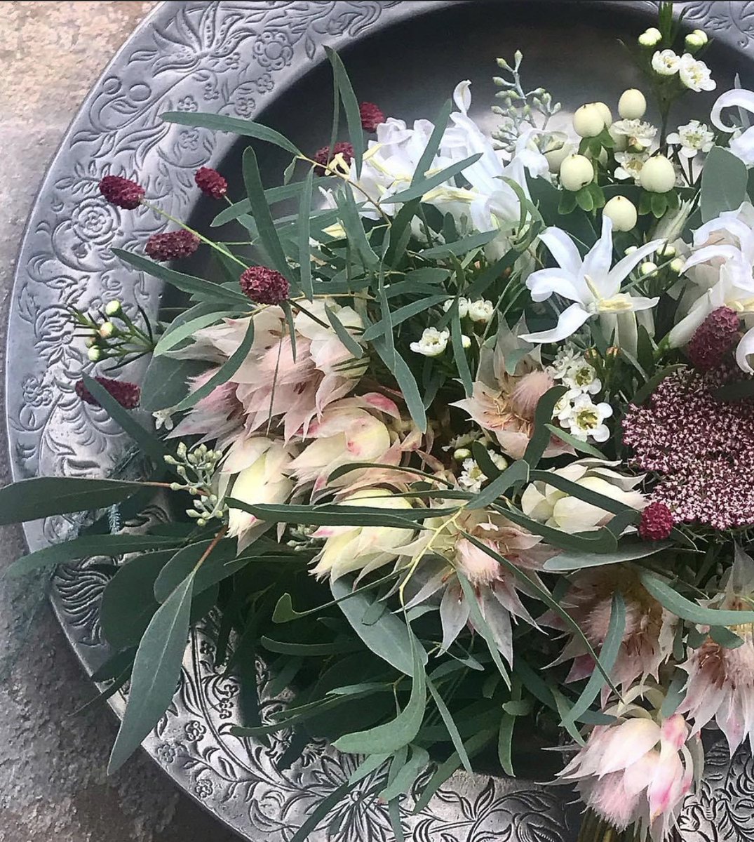 Don’t flower just make the table? Look at these absolutely beautiful flowers by Amamini Flowers . 

#moonraker #moonrakerhotel #flowers