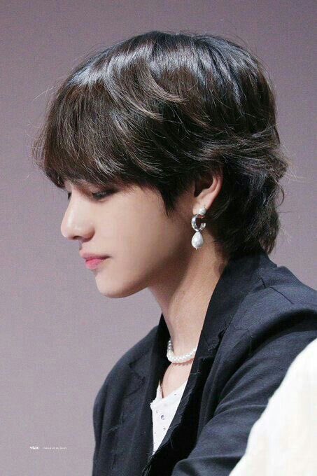 how can we forget about taehyung with pearl earrings