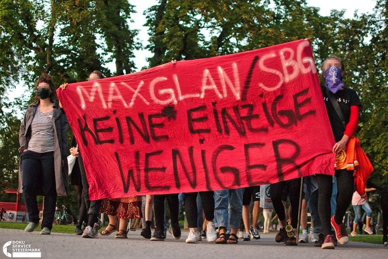 DokuServiceStmk's tweet photo. Bereits rund ein Monat zuvor, am 4.9., wurden in #Graz ebenfalls spontane feministische Aktionen gegen #Femizid|e durchgeführt. Anlass für die Demonstration, die u.a. durch den belebten #Augarten führte, war ein Frauen*-Mord im #Salzburg|er Stadtteil #Maxglan. https://t.co/JnIURjmTzH