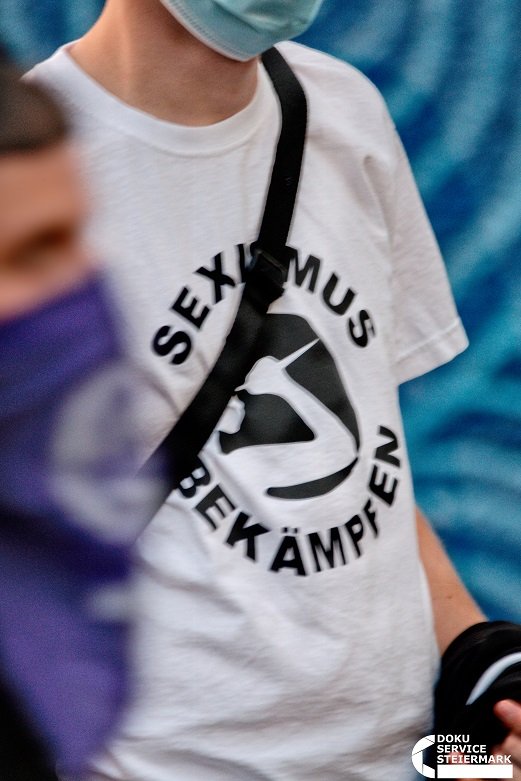 DokuServiceStmk's tweet photo. Bereits rund ein Monat zuvor, am 4.9., wurden in #Graz ebenfalls spontane feministische Aktionen gegen #Femizid|e durchgeführt. Anlass für die Demonstration, die u.a. durch den belebten #Augarten führte, war ein Frauen*-Mord im #Salzburg|er Stadtteil #Maxglan. https://t.co/JnIURjmTzH