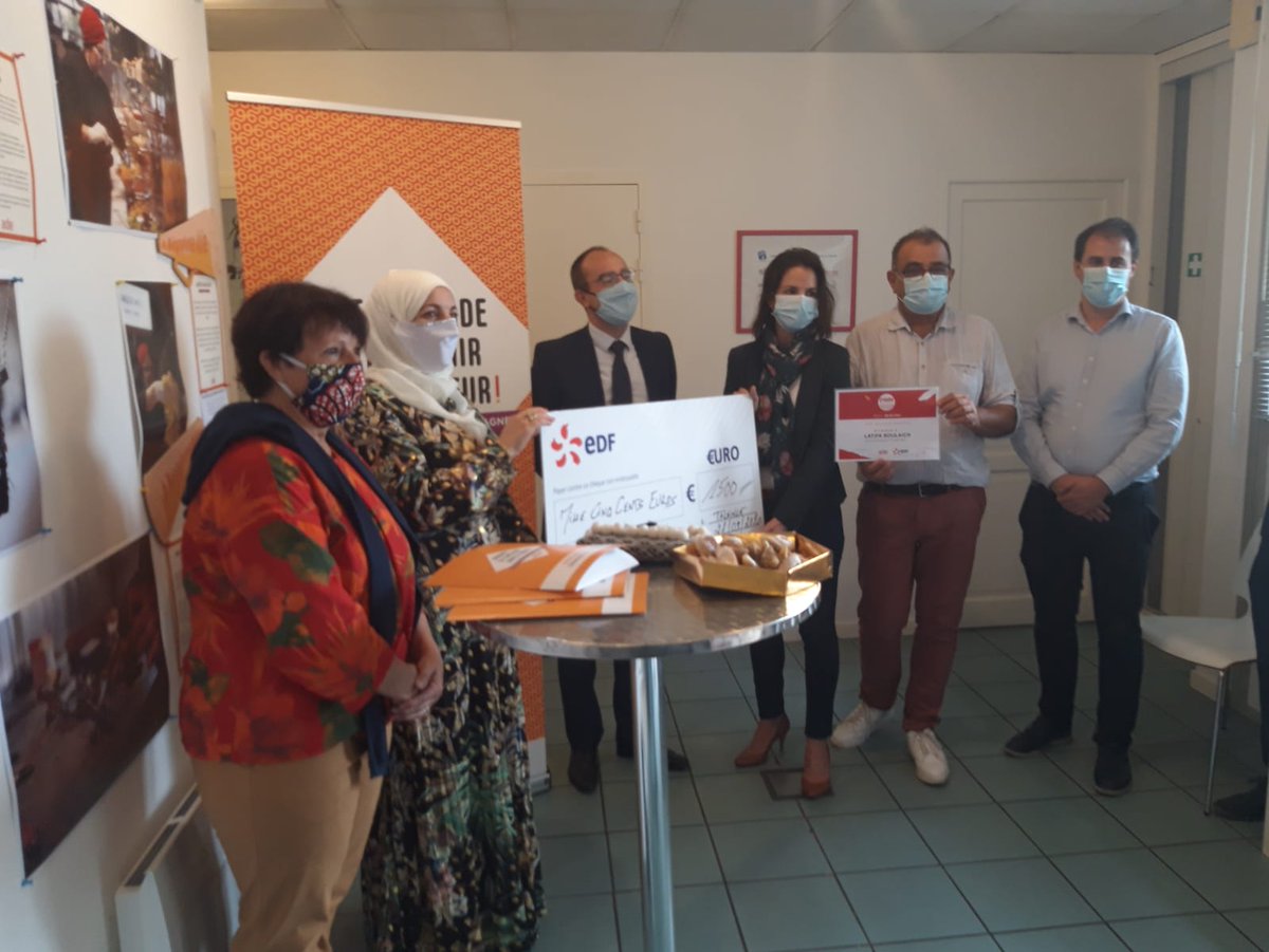 Steven_LEJ's tweet photo. #EDF# Fiers de soutenir l'#entrepreneuriat local avec la remise de ce 🏆 #creadie catégorie "Rebond"@Adieorg à la micro-entrepreneuse Latifa Boulaich, pour la création de son restaurant oriental Tanger Med, à @VilledeTalence 👏

#insertion #solidarité https://t.co/ym0F8eqU8N