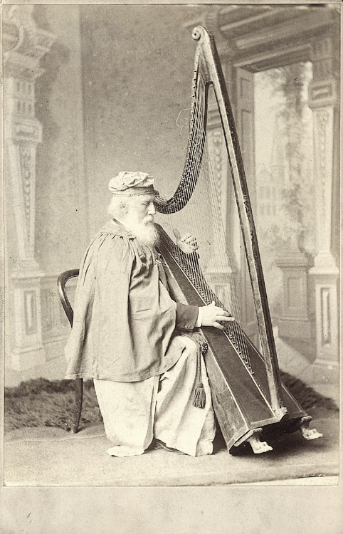 Telynor Cymreig oedd John Roberts (1816-1894) o Riwlas Isaf, Llanrhaeadr, Sir Ddinbych.

Roedd 'Telynor Cymru' yn rhan o deulu'r #sipsiwn Cymreig, ac yn enwog yn y 19eg ganrif am ganu'r delyn deires. <a href="/CDeires/">Cymdeithas y Delyn Deires</a>

📸 1890 (Albwm Ffotograffau LLGC 2215)