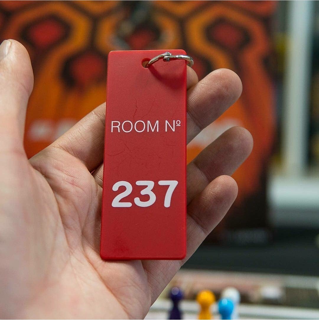 horrorlosers's tweet photo. ¡El juego de mesa de EL RESPLANDOR de @Asmodee_Spain ya está a la venta en España! Entre las distintas piezas y elementos de juego incluye un llavero de la habitación 237 para el jugador inicial. https://t.co/JnoVAVKwTz